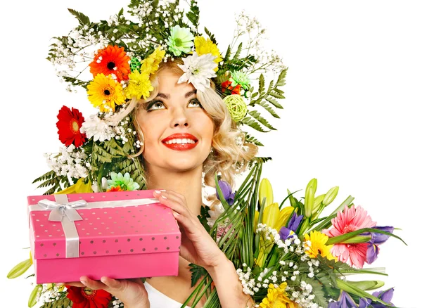 Mujer con caja de regalo y flor . — Foto de Stock