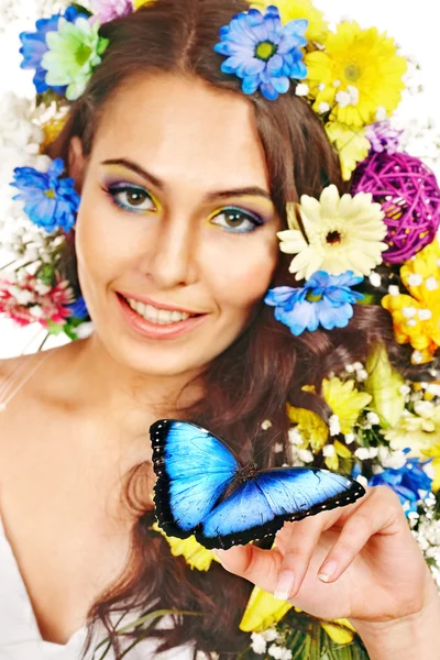 Mujer con flor y mariposa . — Foto de Stock