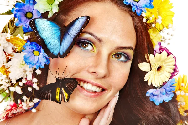 Frau mit Blume und Schmetterling. — Stockfoto