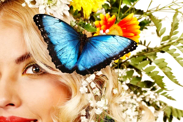 花と蝶を持つ女性. — ストック写真