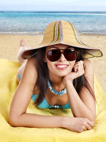 Frau im Bikini am Strand. — Stockfoto