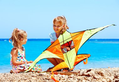 Çocuk uçan uçurtma açık.