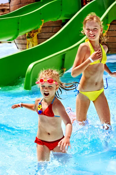 Enfants sur toboggan aquatique à aquapark . — Photo