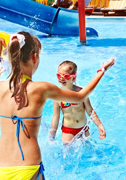 Bambini su scivolo acquatico a aquapark . — Foto Stock