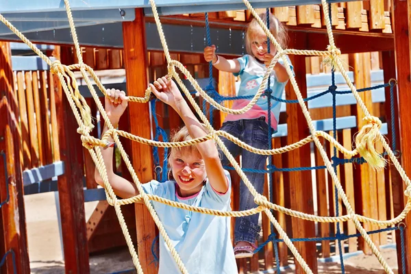 Kinder ziehen zum Rutschen auf Spielplatz aus — Stockfoto