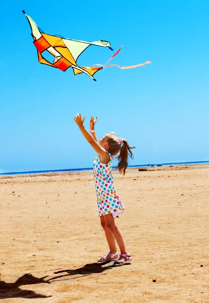 Kid flying kite outdoor. — Zdjęcie stockowe