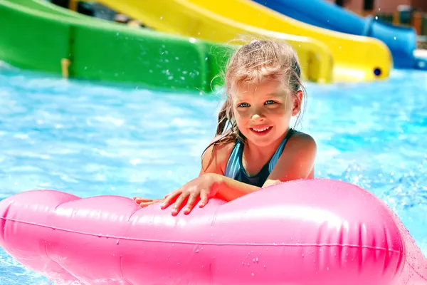 Kind op Wasser Rutsche op aquapark. — Stockfoto