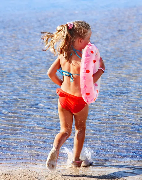 Bambino che corre sulla spiaggia . — Foto Stock