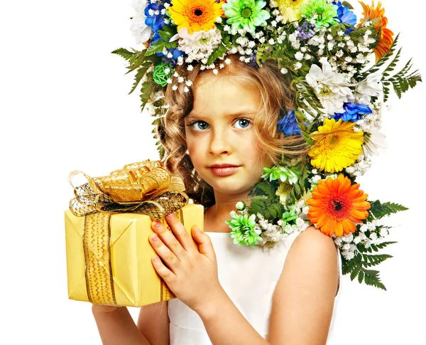 Niño con caja de regalo y flor . — Foto de Stock