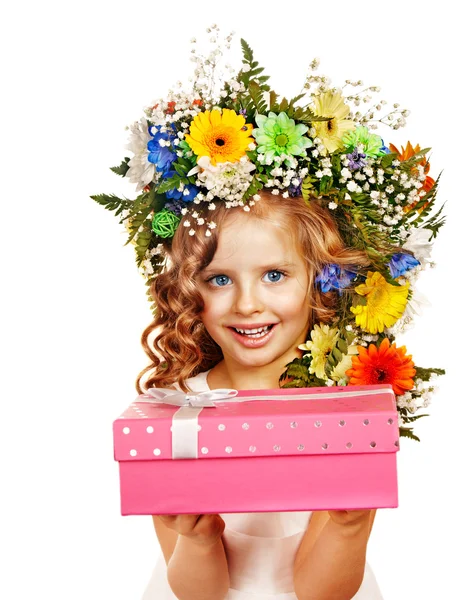 Παιδί με κιβώτιο δώρων και λουλουδιών. — Φωτογραφία Αρχείου