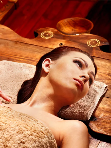 Kobieta o maskę w ayurveda spa. — Zdjęcie stockowe