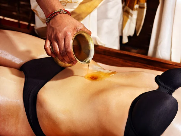 Donna che ha un trattamento termale ayurvedico . — Foto Stock