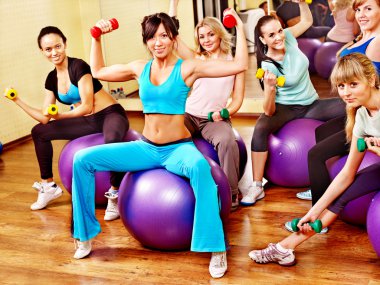 Kadınlar aerobik dersinde.