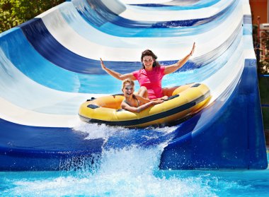 aquapark, su kaydırağı anne ile çocuk.