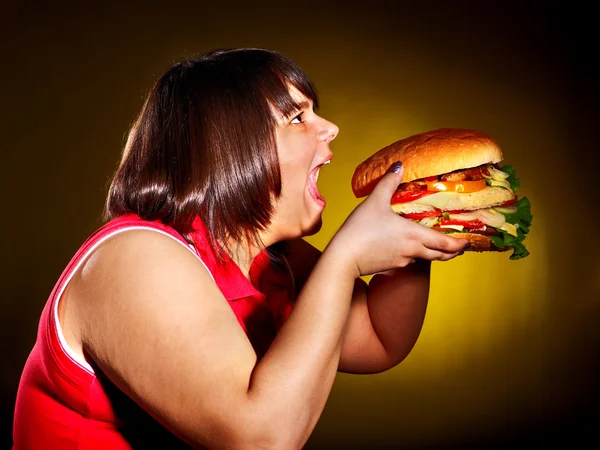 Frau isst Hamburger. — Stockfoto