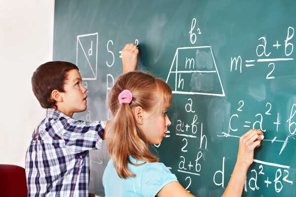 Школьник пишет на доске
.