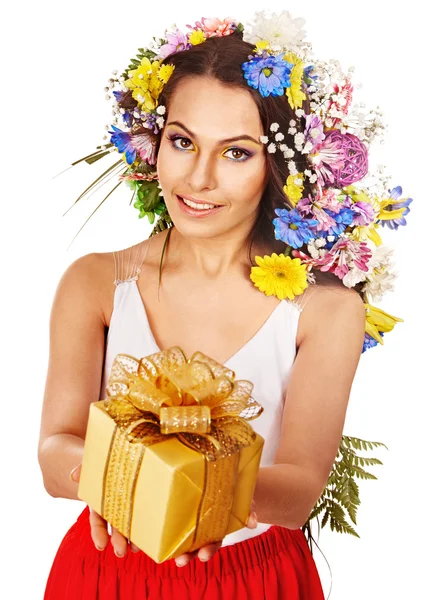 Mujer con caja de regalo y flor . — Foto de Stock