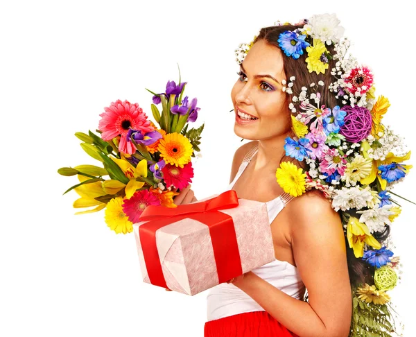 Mujer con caja de regalo y ramo de flores  . — Foto de Stock