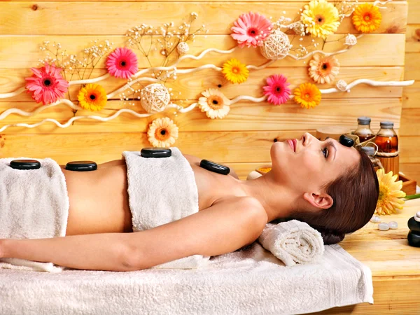 Mulher recebendo pedra massagem terapia  . — Fotografia de Stock