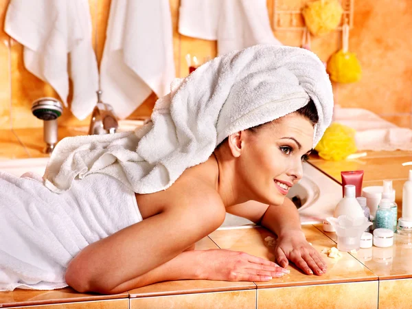 Femme relaxant à la maison bain . — Photo