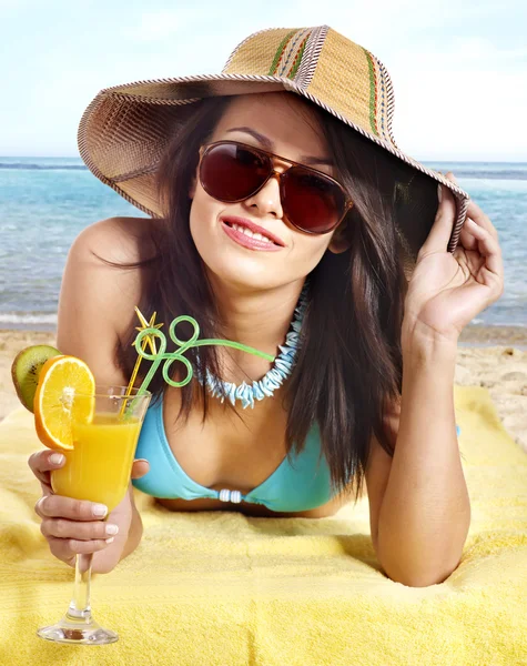 Chica en bikini bebiendo cóctel de alcohol a través de una paja . —  Fotos de Stock