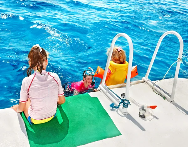 Famille heureuse avec enfant sur yacht . — Photo