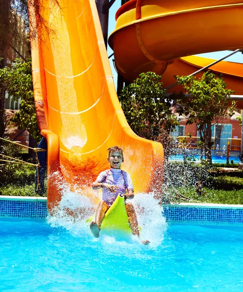 Niño en tobogán acuático en aquapark . — Foto de Stock