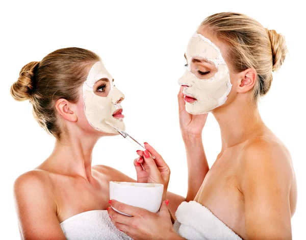 Mujer recibiendo máscara facial . — Foto de Stock