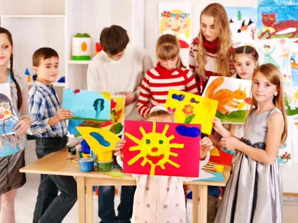 Kind schilderen aan art school. — Stockfoto