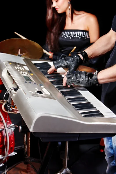 Bandet spelar musikinstrument. — Stockfoto