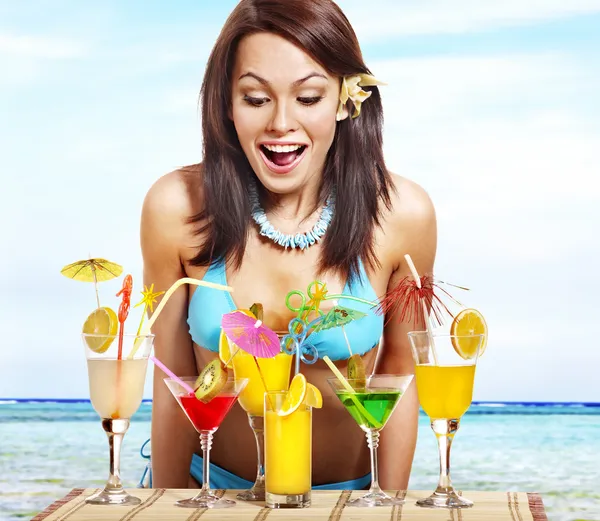 Mädchen im Bikini am Strand trinkt Cocktail. — Stockfoto