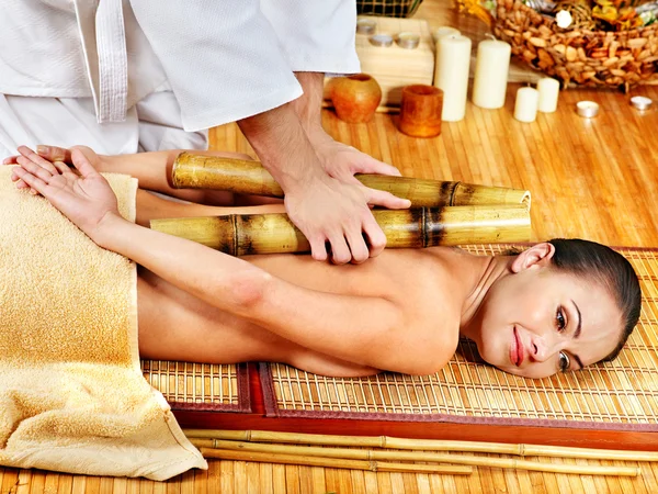 Kvinna får bambu massage. — Stockfoto