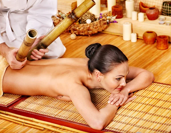 Kvinna får bambu massage. — Stockfoto