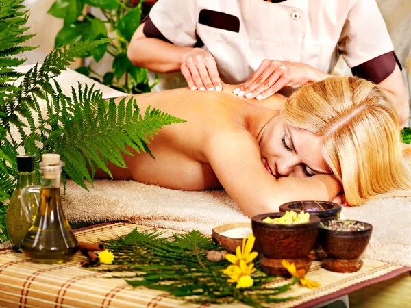 Mujer recibiendo masaje  . — Foto de Stock