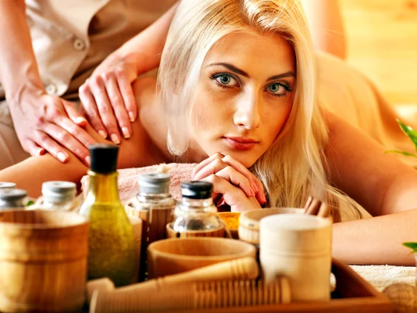 Mulher recebendo massagem  . — Fotografia de Stock