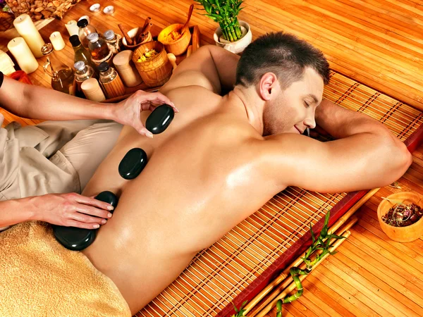 Hombre recibiendo masaje de piedra terapia  . —  Fotos de Stock