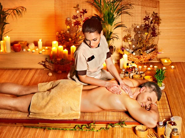 Žena se Bambusová masáž. — Stock fotografie