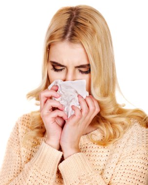 mendil sahip olan genç bir kadın soğuk.