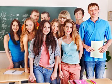 blackboard yakınındaki grup öğrenci.