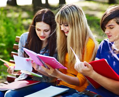 grup öğrenci ile defter açık bankta.