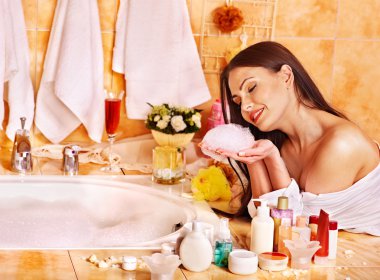 kadın evde rahatlatıcı banyo.