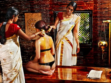 Ayurveda spa tedavisi olan kadın.