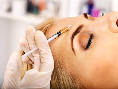 kadın Botox enjeksiyonları.