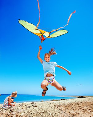 Çocuk uçan uçurtma açık.