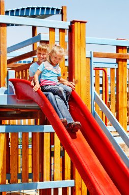 çocuklar oyun alanında slayt harekete