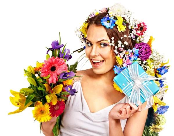 Γυναίκα με δώρο κουτί και λουλούδι μπουκέτο . — Φωτογραφία Αρχείου