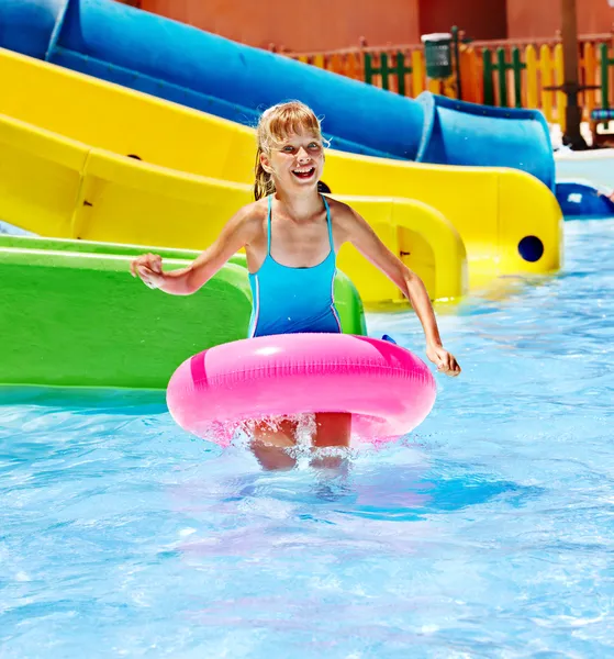 Kind auf Wasserrutsche im Aquapark. — Stockfoto