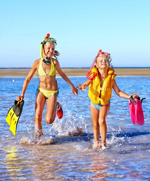 Niños corriendo en la playa . — Foto de Stock