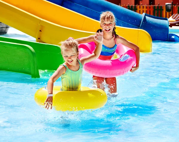 Kind auf Wasserrutsche im Aquapark. — Stockfoto