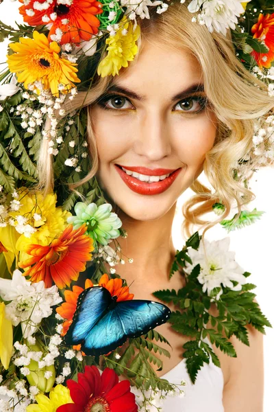 Mulher com borboleta e flor . — Fotografia de Stock